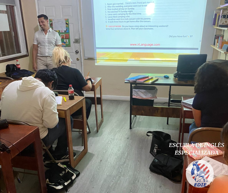 Imagen de una clase de inglés con estudiantes y un profesor